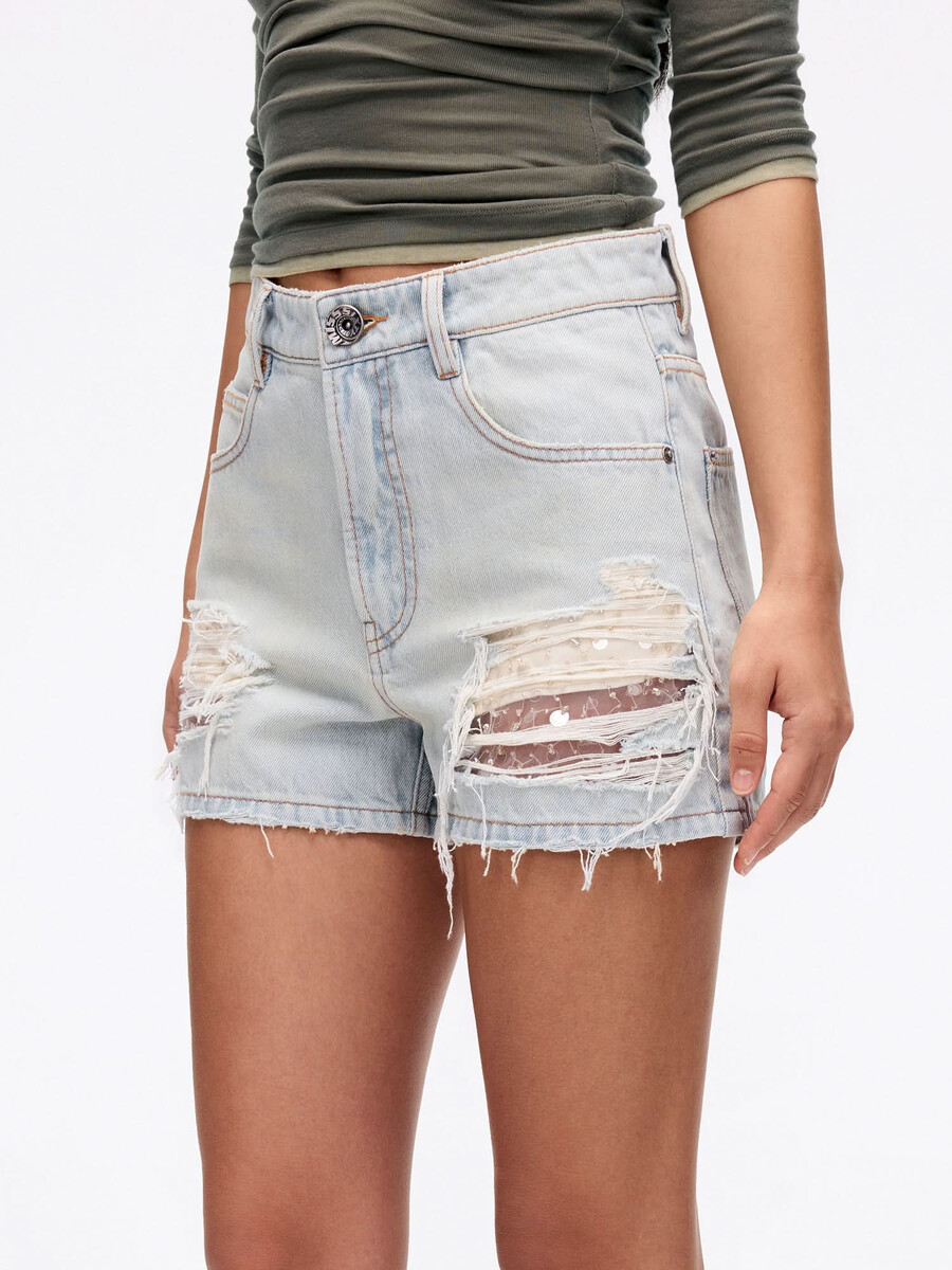 pantalones cortos de mezclilla desgastados