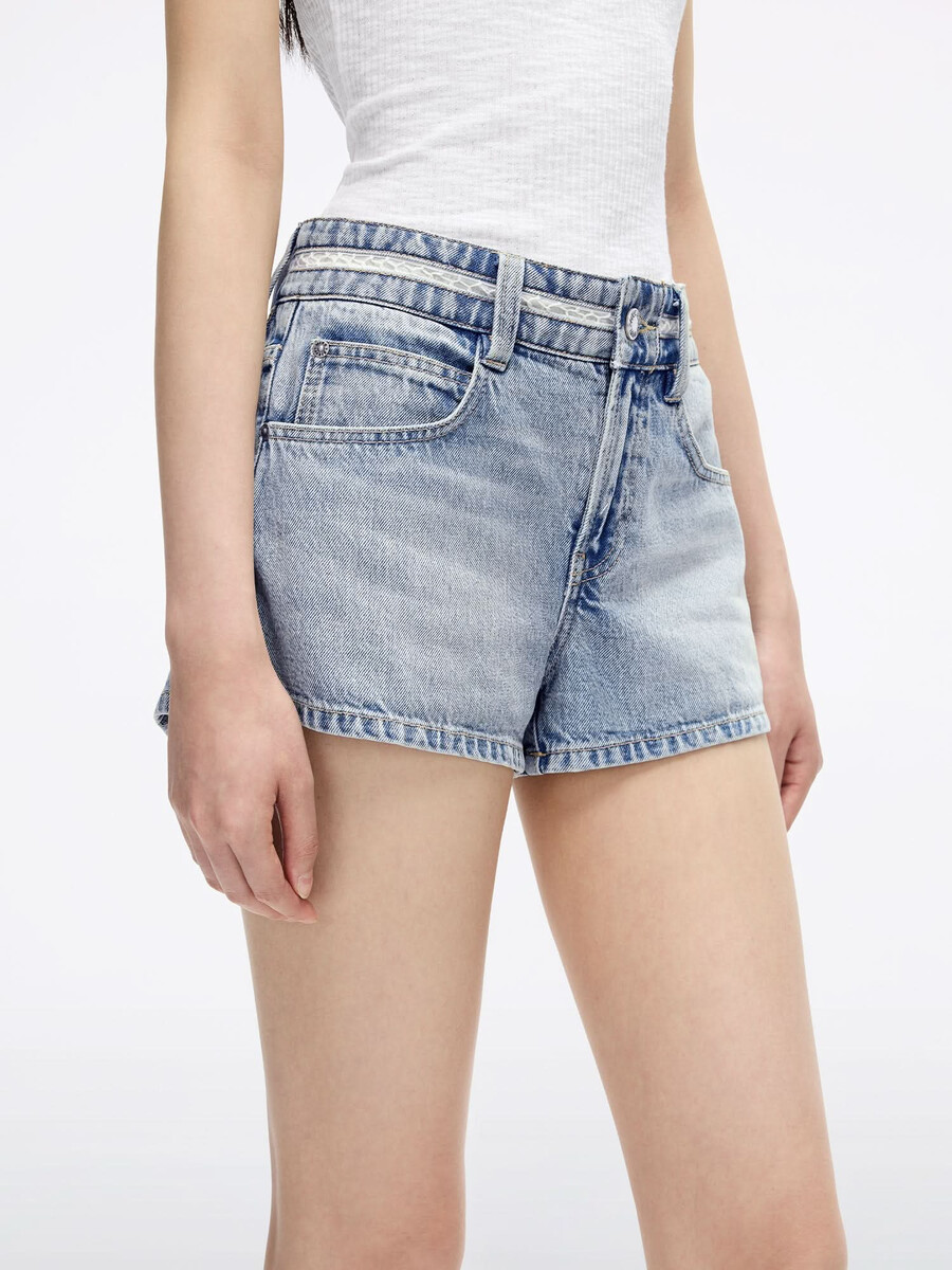 pantalones cortos de mezclilla con patchwork