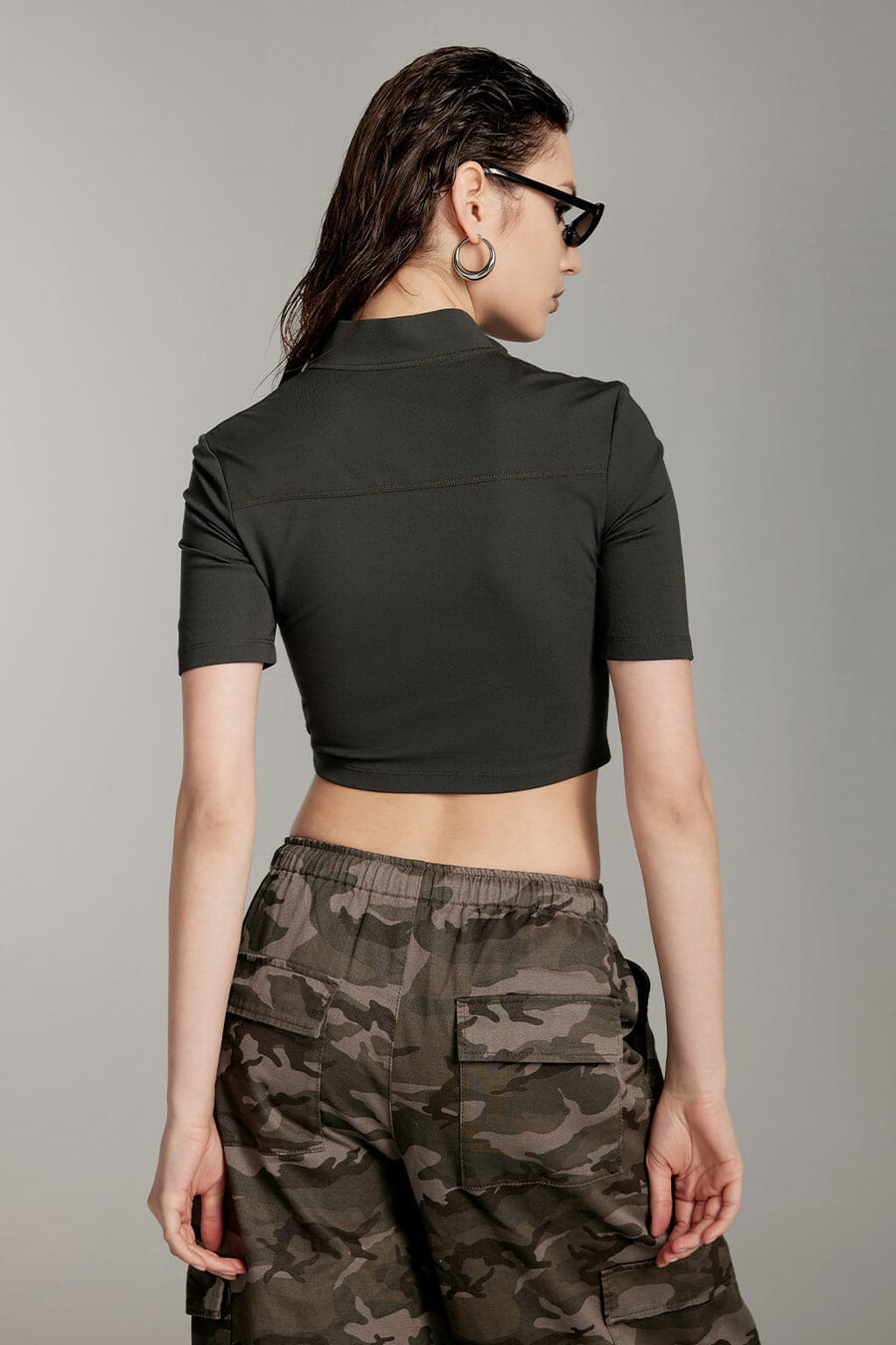 camiseta corta de cuello alto simulado con cremallera