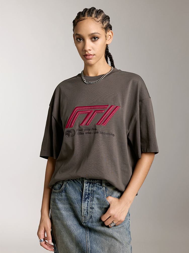 camiseta de manga corta holgada con bordado inspirado en las carreras