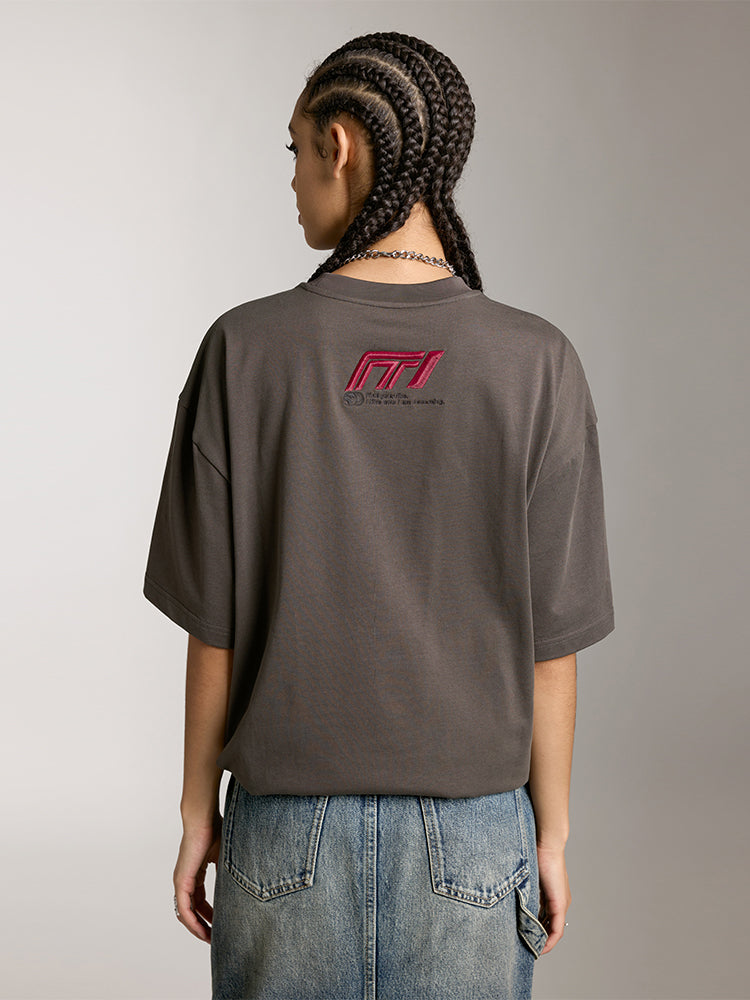 camiseta de manga corta holgada con bordado inspirado en las carreras
