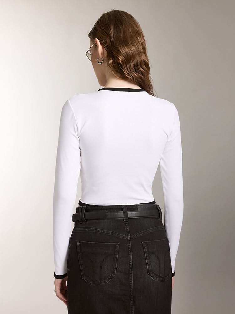 camiseta ajustada con cuello redondo