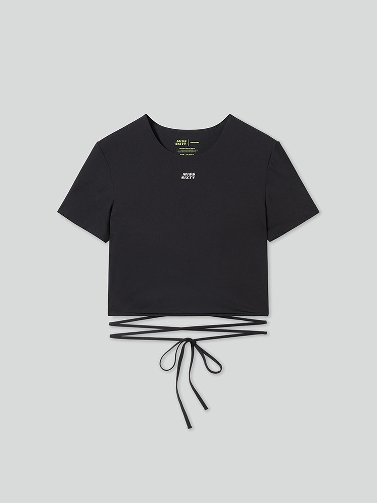 camiseta con cordones y estampado del logotipo
