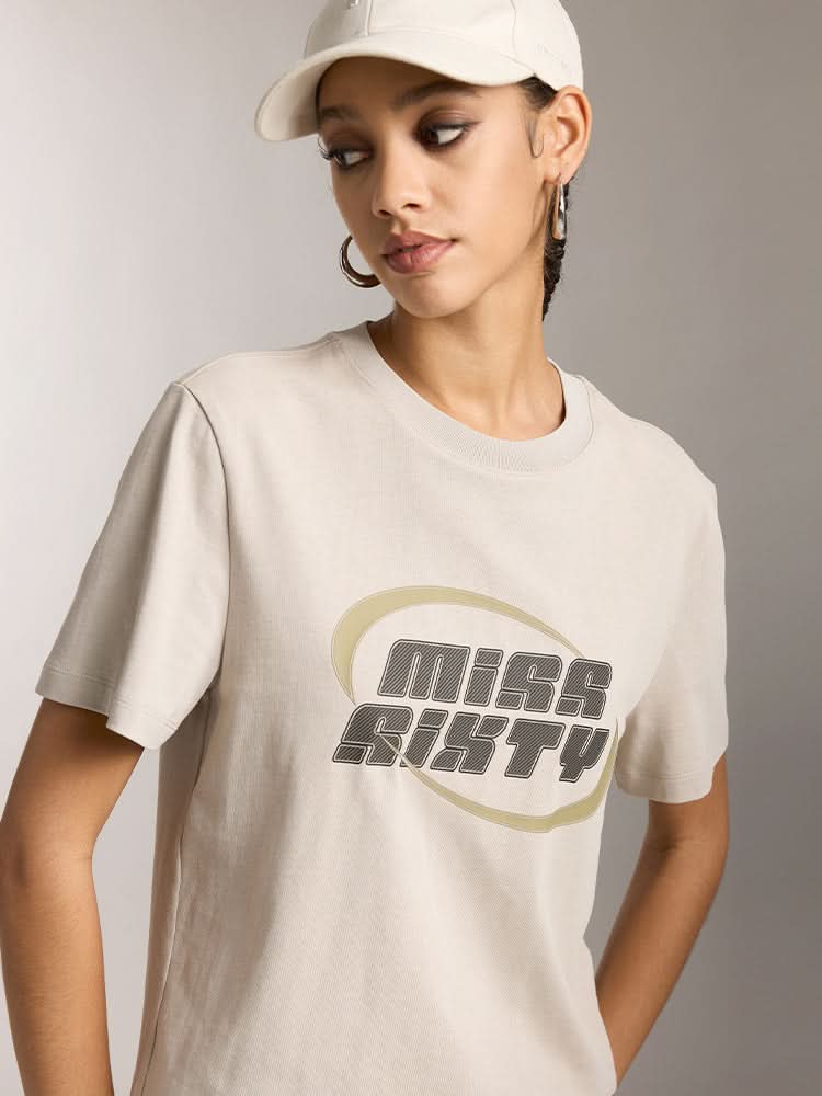 camiseta estampada con contraste de color y cuello redondo