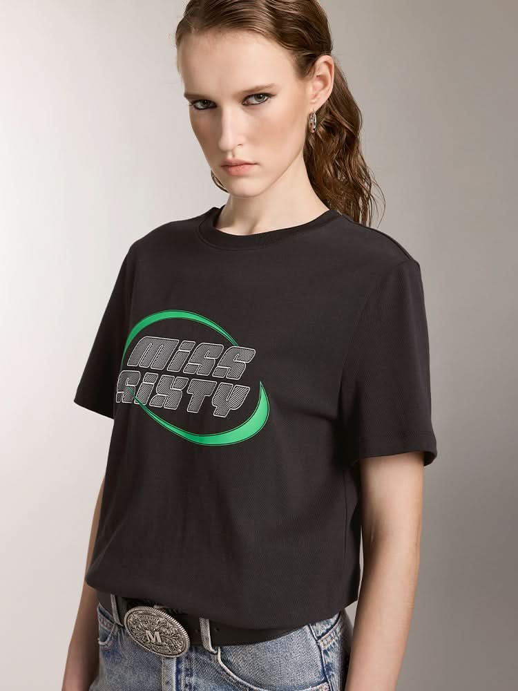 camiseta estampada con contraste de color y cuello redondo
