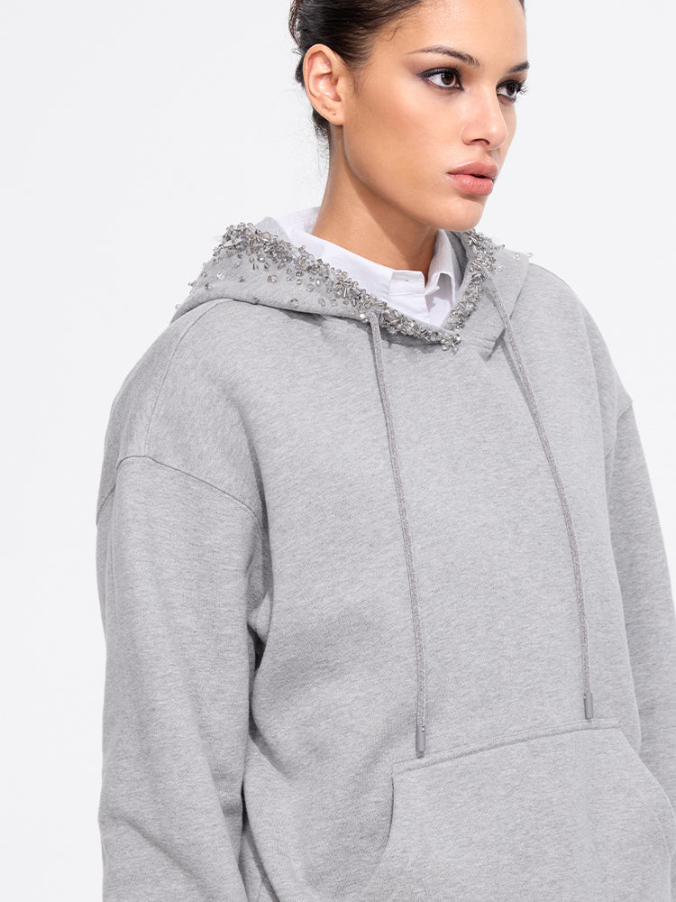 sudadera con capucha y adorno de cuentas