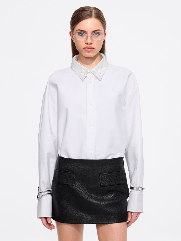 camisa con cuello de cuentas