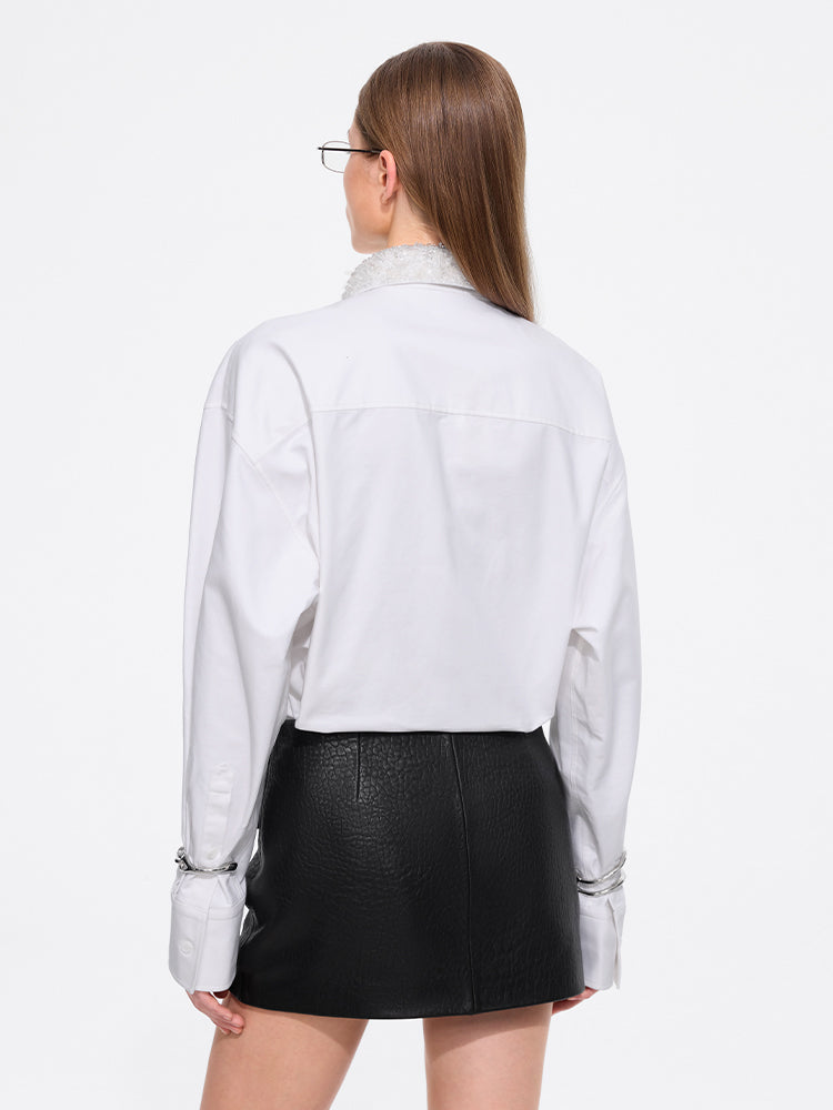 camisa con cuello de cuentas