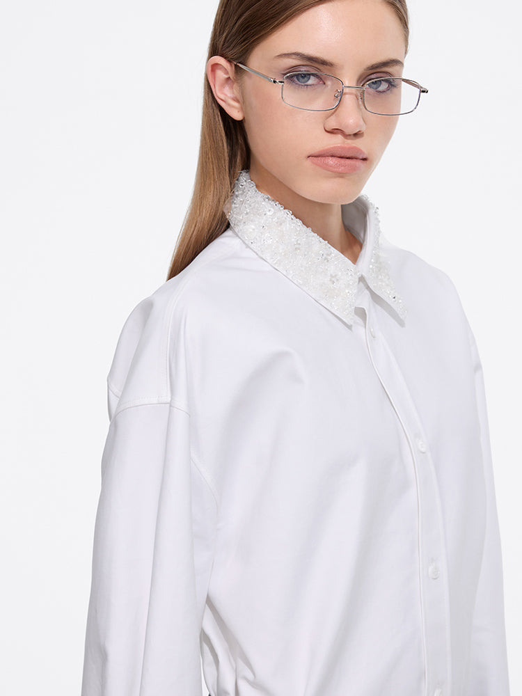 camisa con cuello de cuentas