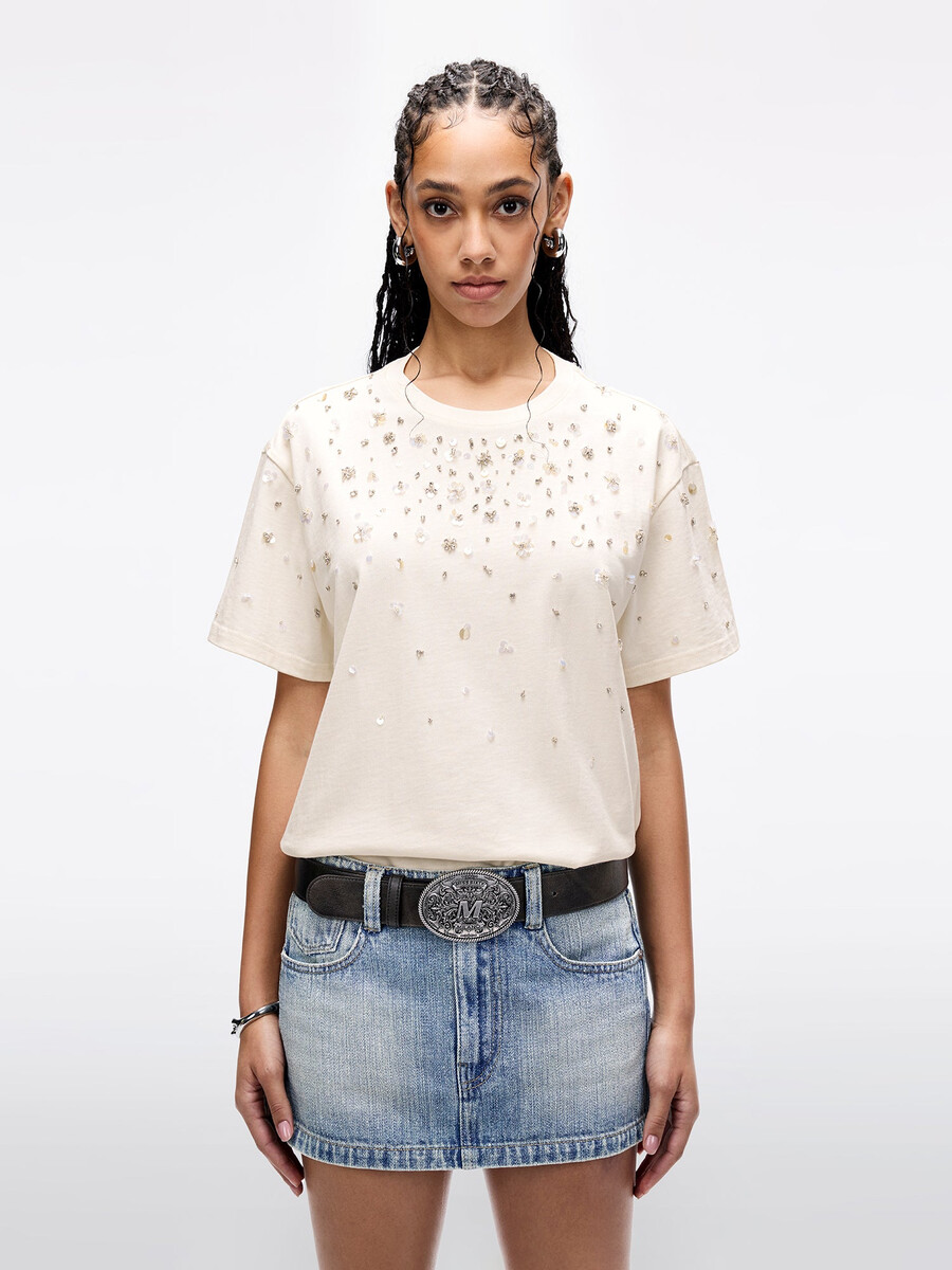 camiseta adornada con tachuelas de perlas