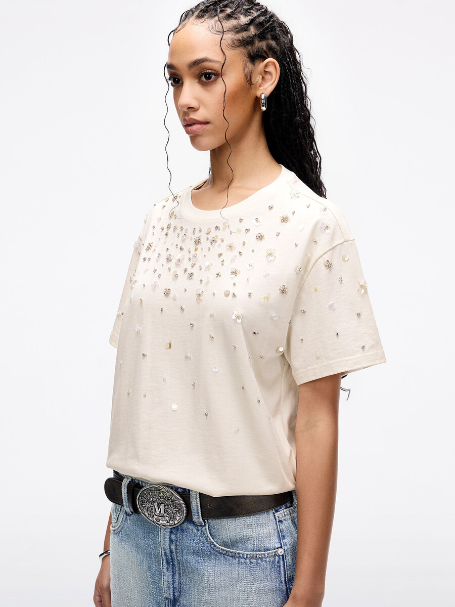 camiseta adornada con tachuelas de perlas