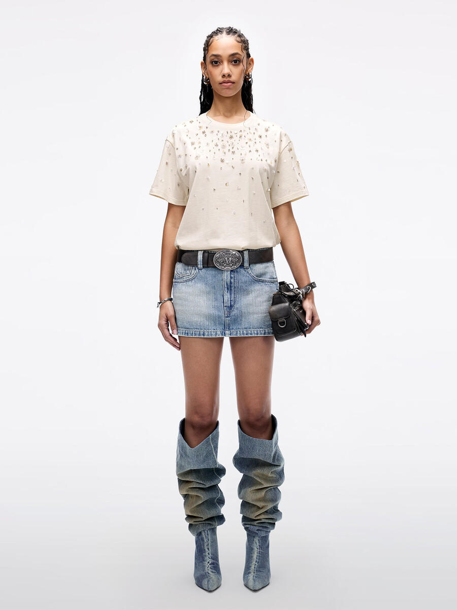 camiseta adornada con tachuelas de perlas