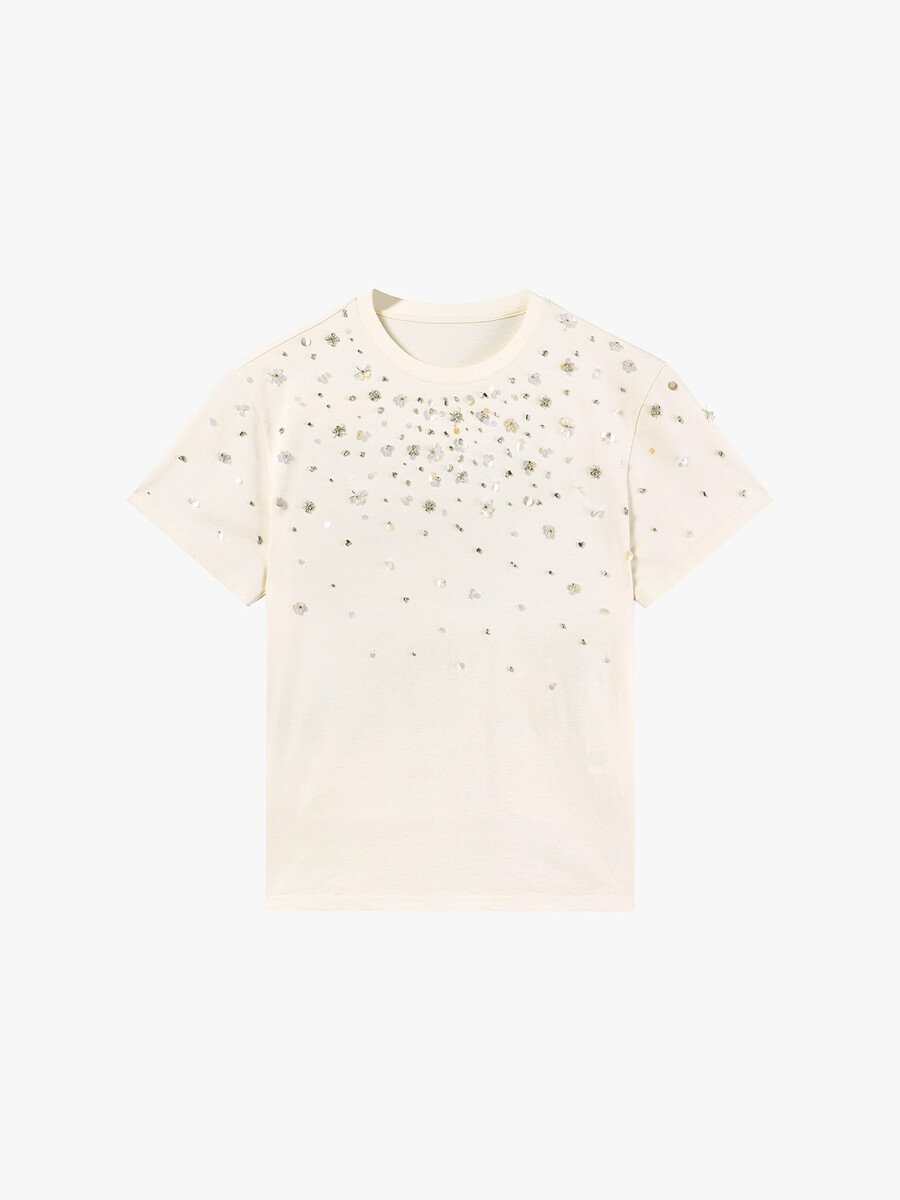 camiseta adornada con tachuelas de perlas