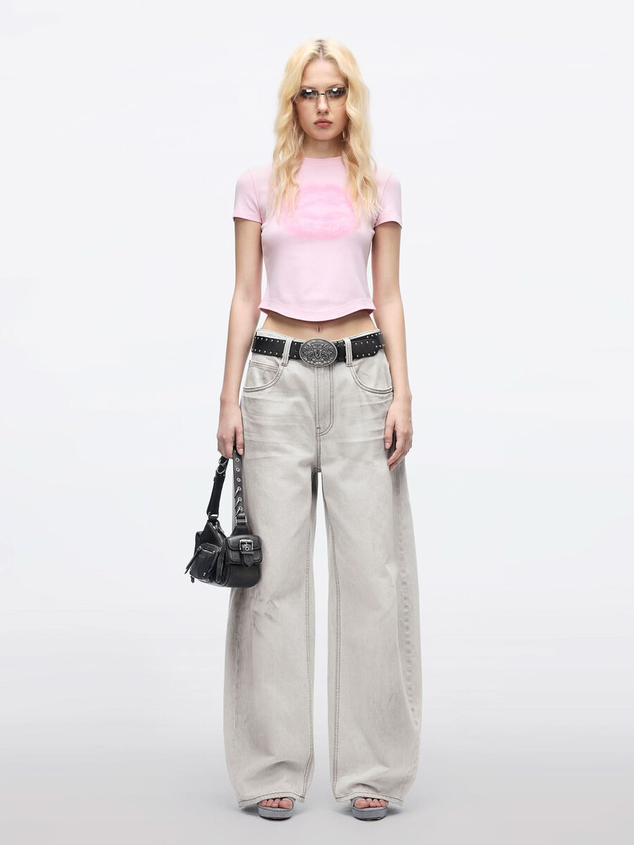 camiseta de manga corta con cuello redondo y estampado de labios