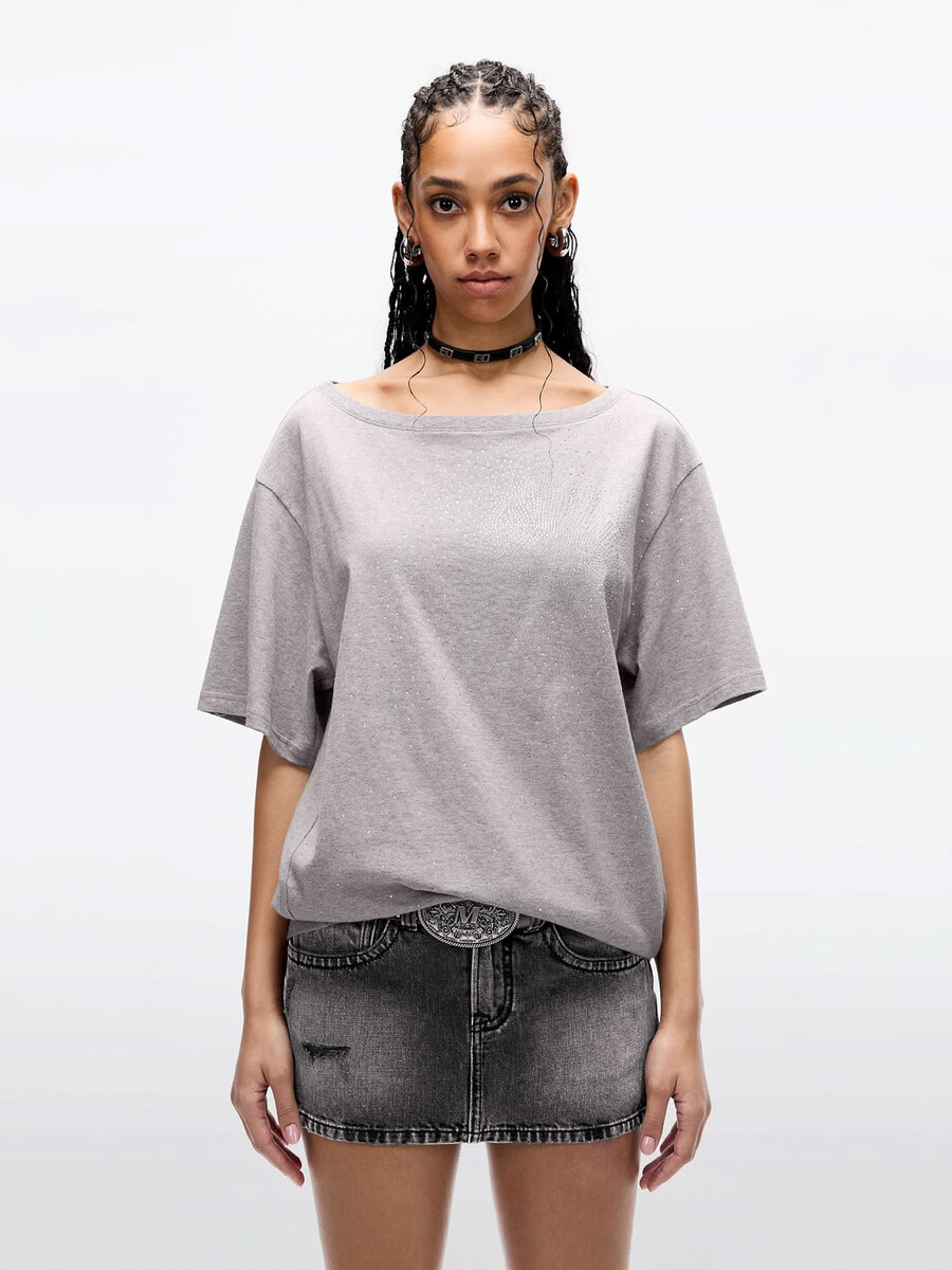 camiseta adornada con diamantes de imitación