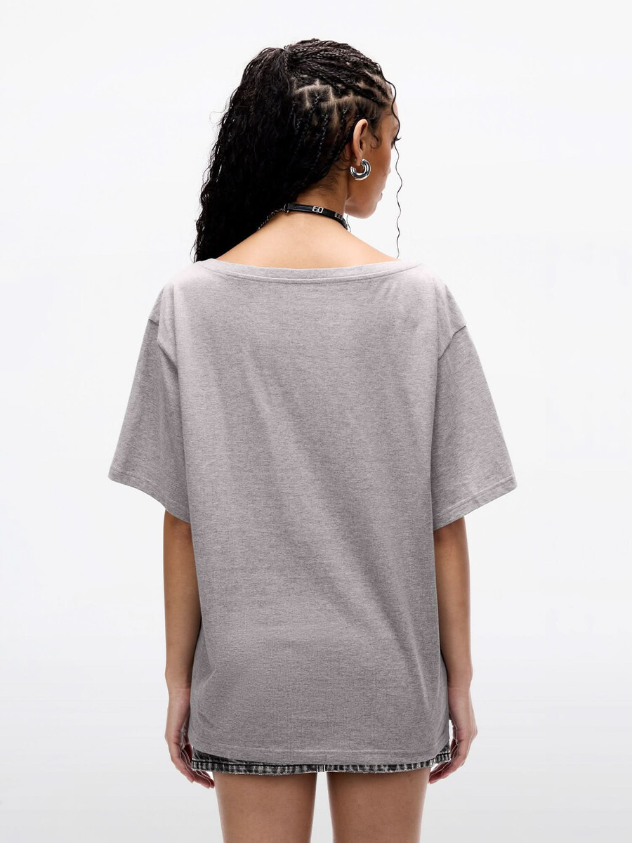 camiseta adornada con diamantes de imitación