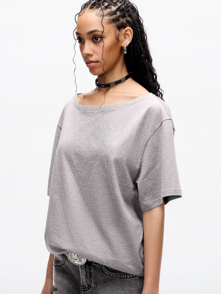 camiseta adornada con diamantes de imitación