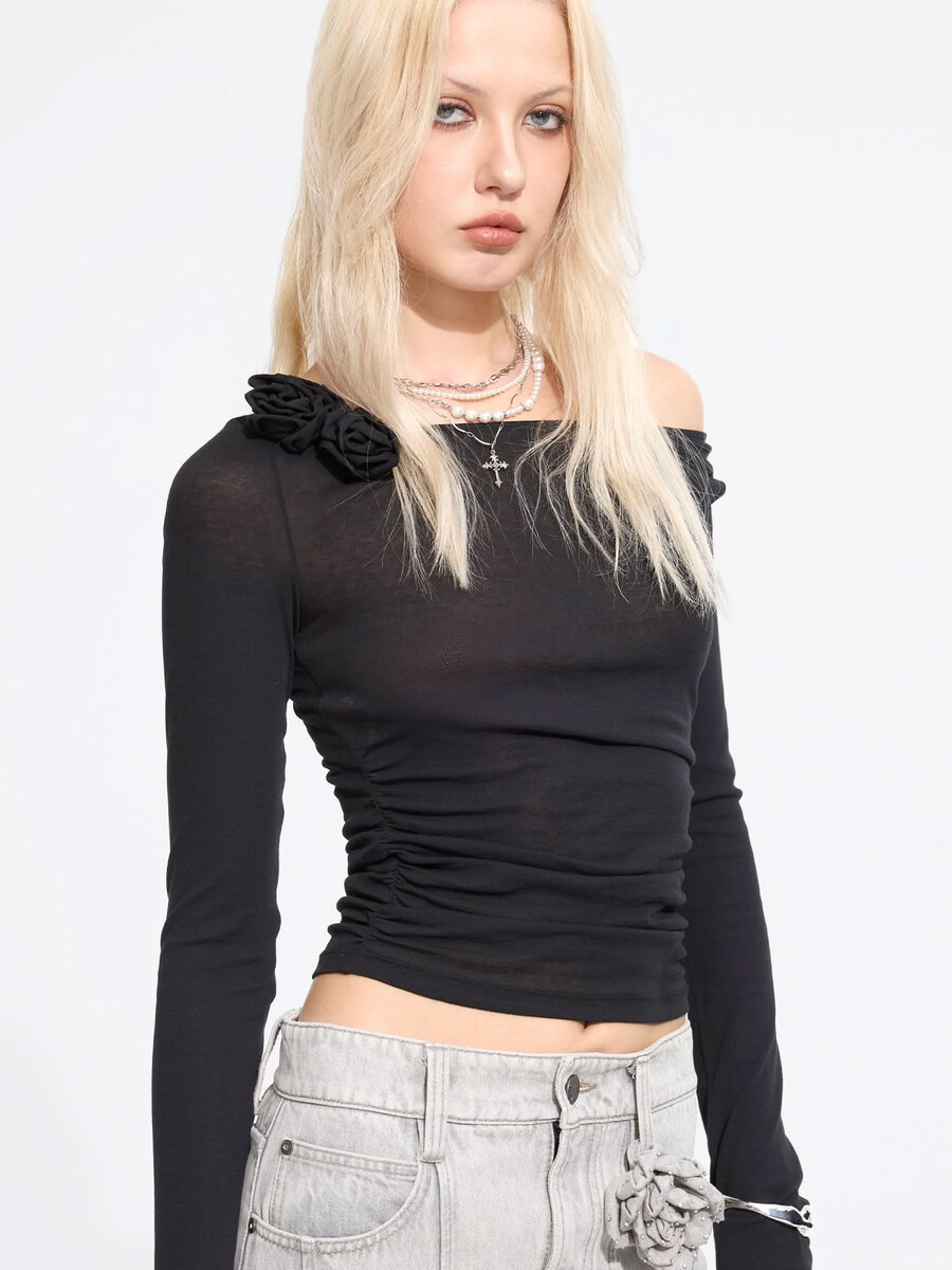 camiseta de manga larga con adornos florales