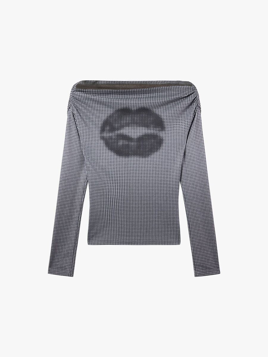 camiseta de lunares con hombros descubiertos