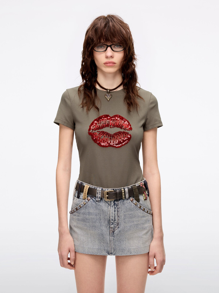 camiseta con cuello redondo y estampado de labios