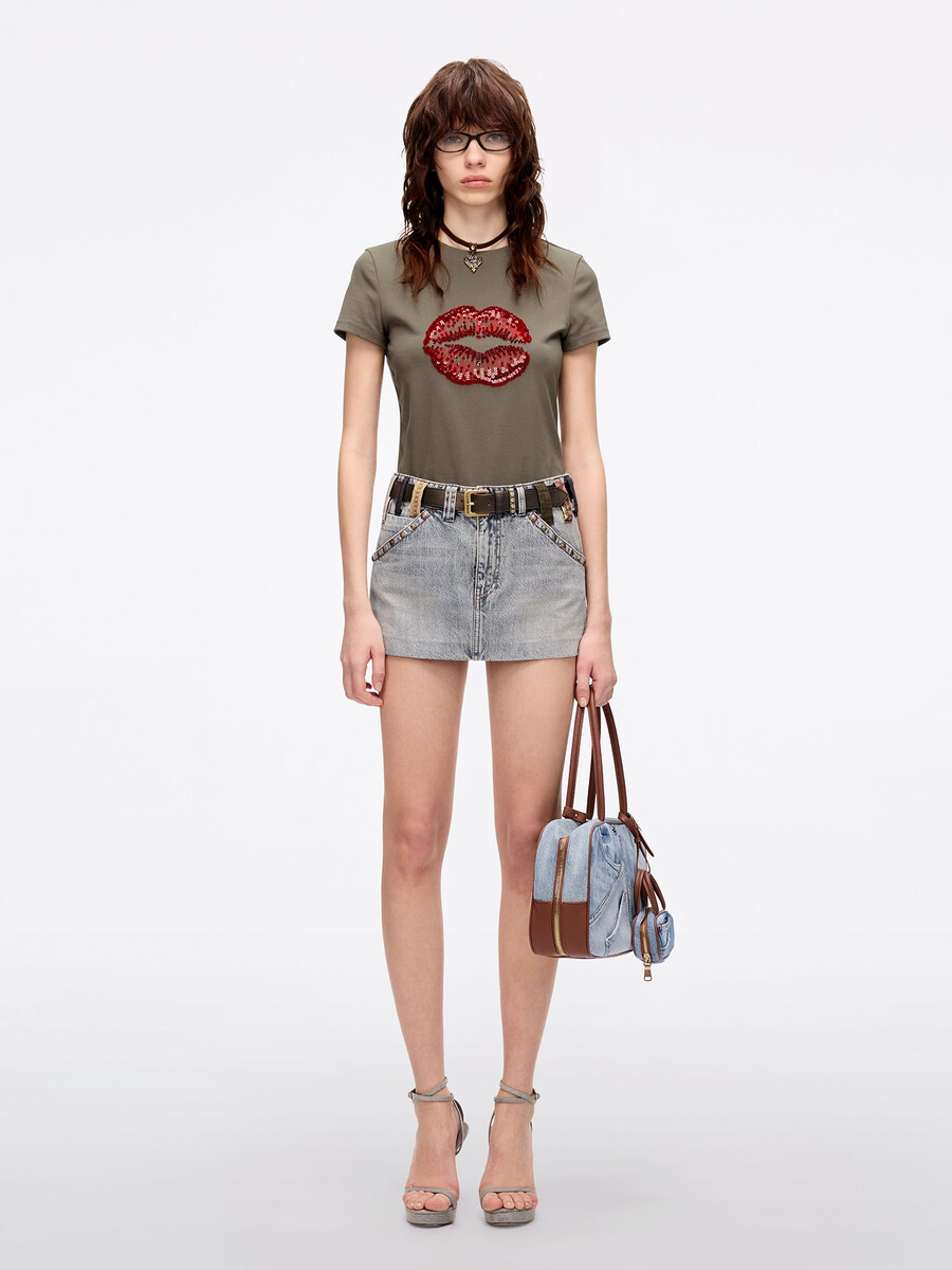 camiseta con cuello redondo y estampado de labios