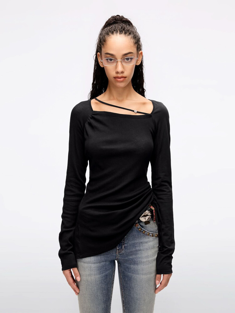 camiseta con cuello cuadrado y cordón