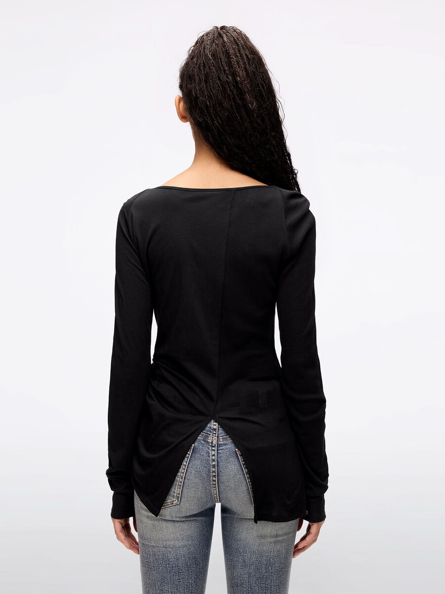 camiseta con cuello cuadrado y cordón