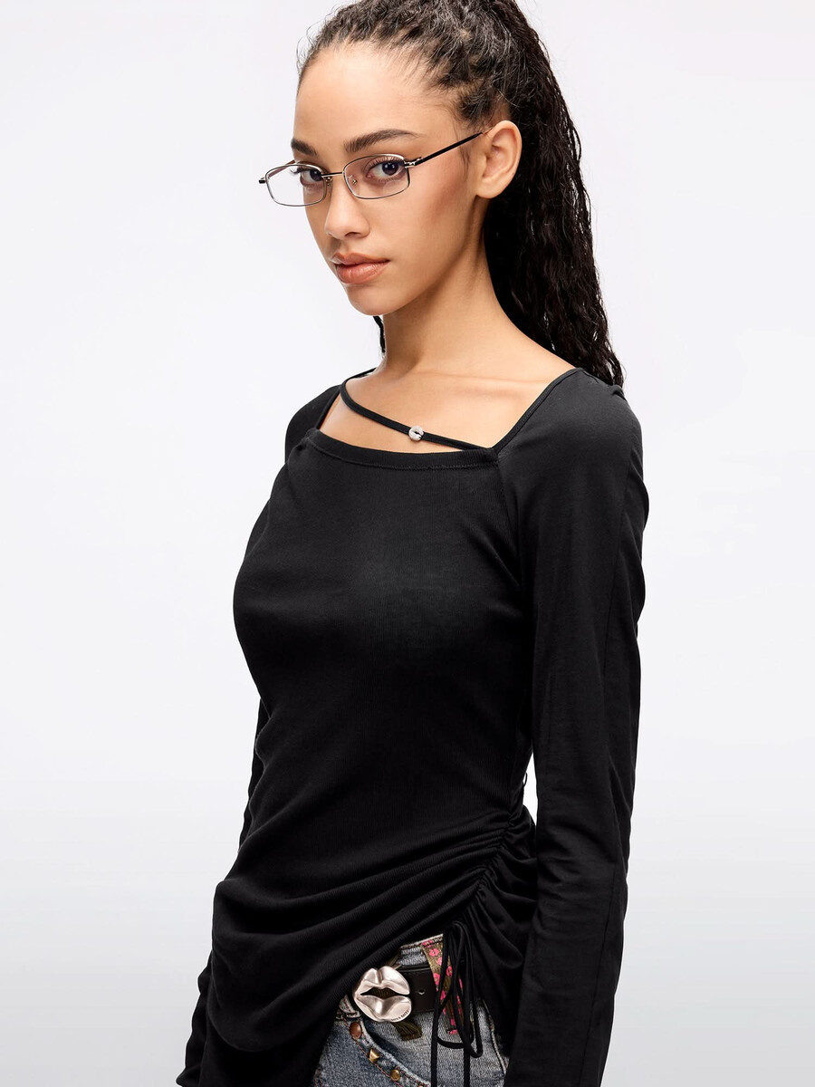 camiseta con cuello cuadrado y cordón