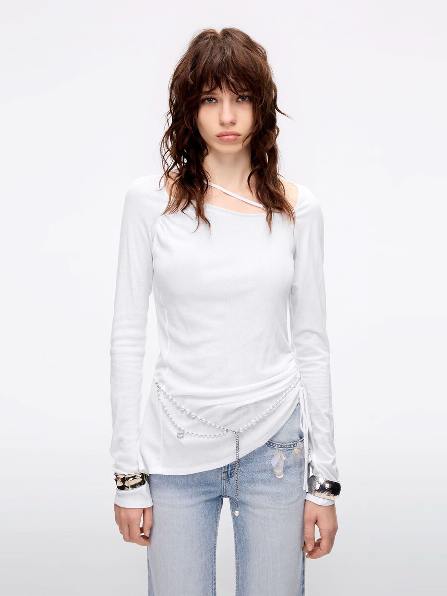 camiseta con cuello cuadrado y cordón