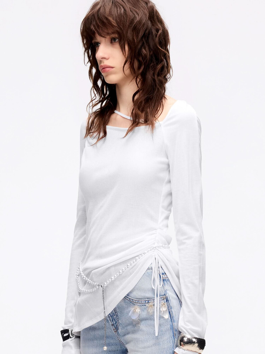 camiseta con cuello cuadrado y cordón