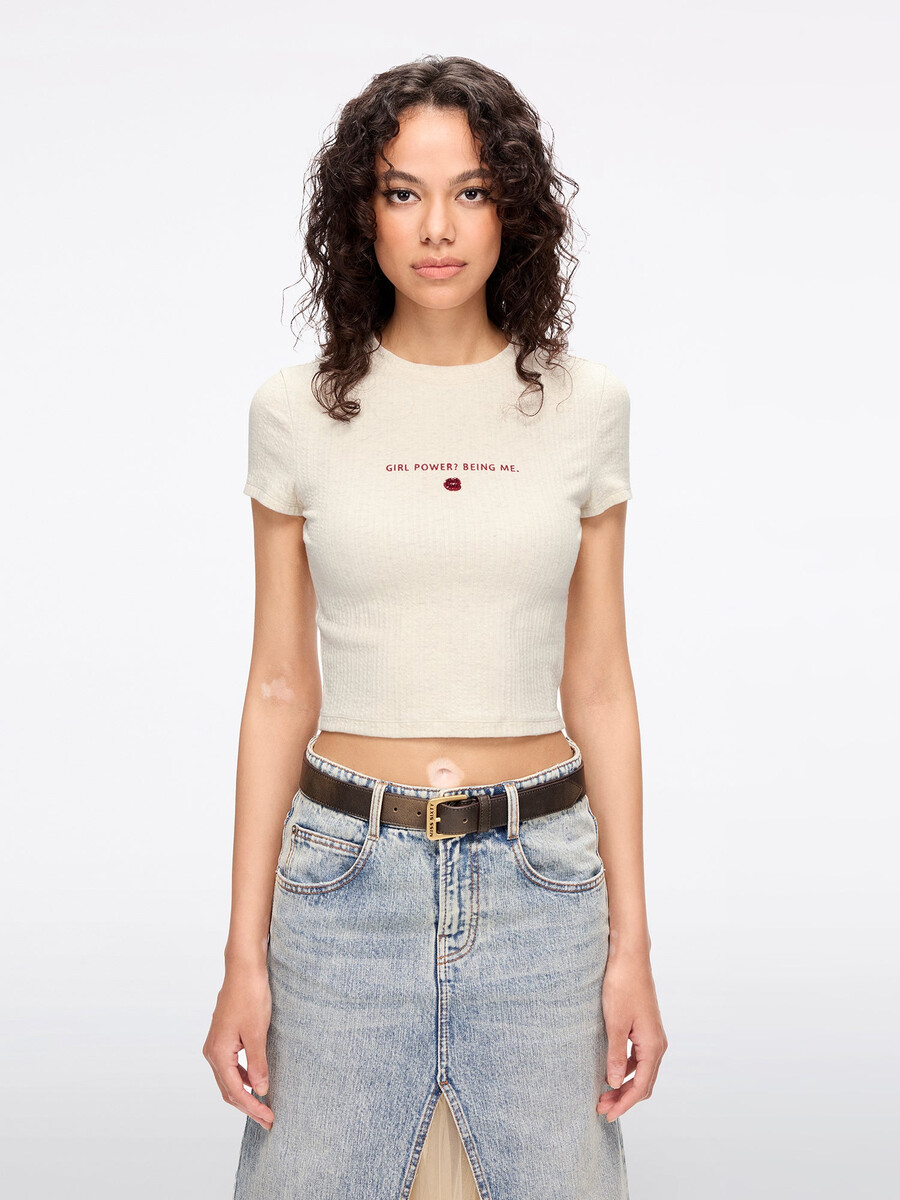 camiseta de cuello redondo con cuentas