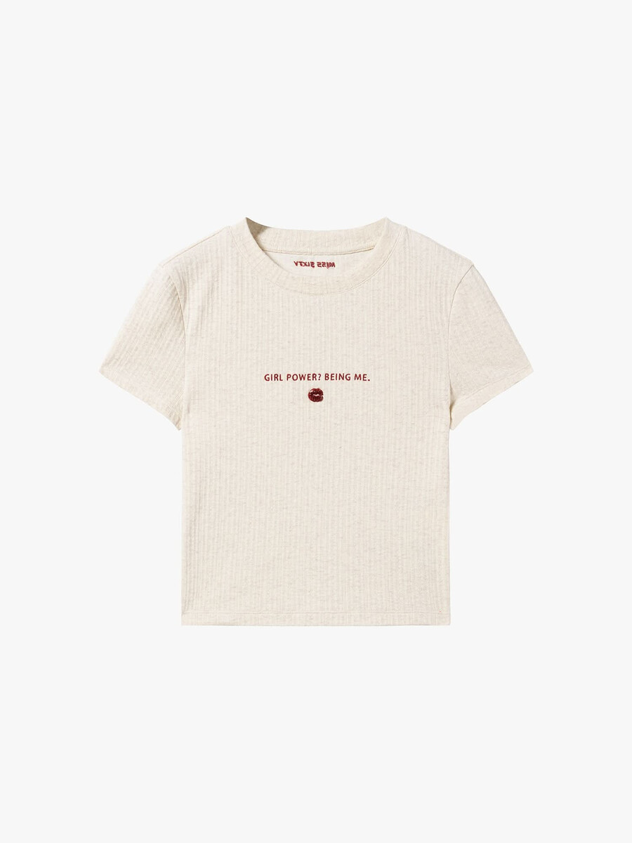 camiseta de cuello redondo con cuentas