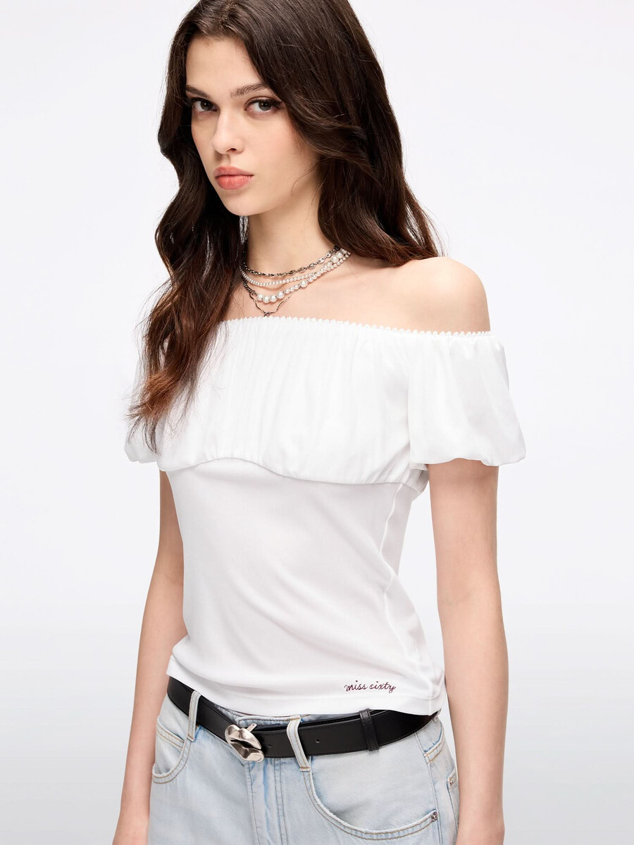 camiseta con hombros descubiertos