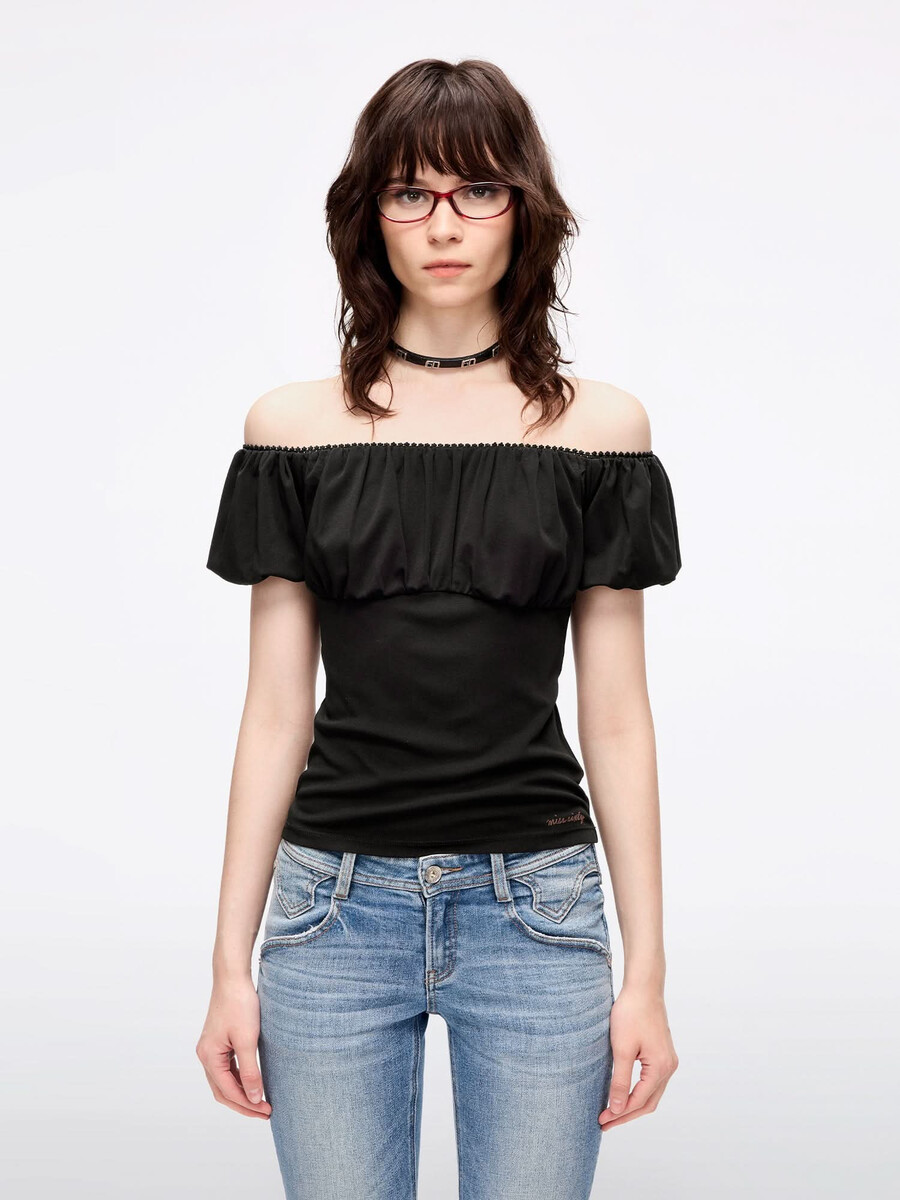 camiseta con hombros descubiertos