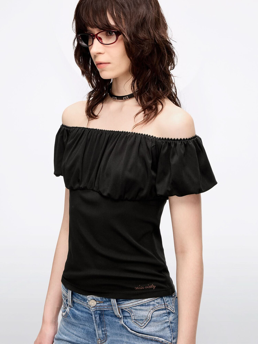camiseta con hombros descubiertos