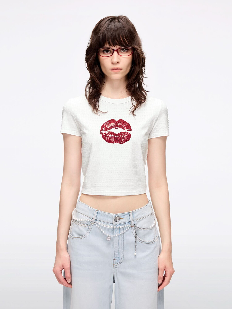 camiseta con estampado de labios adornado con diamantes de imitación