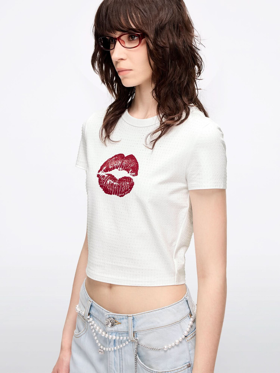 camiseta con estampado de labios adornado con diamantes de imitación
