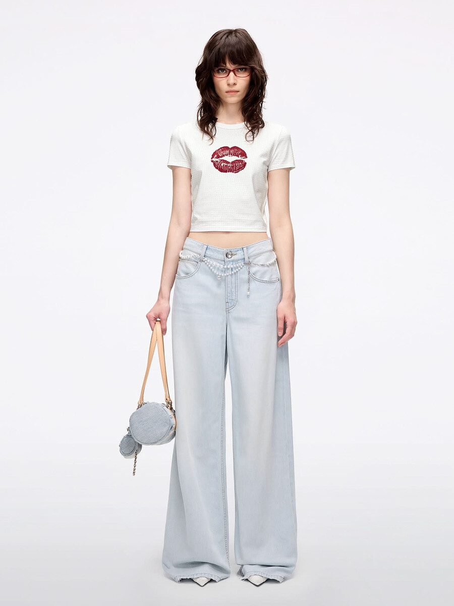 camiseta con estampado de labios adornado con diamantes de imitación