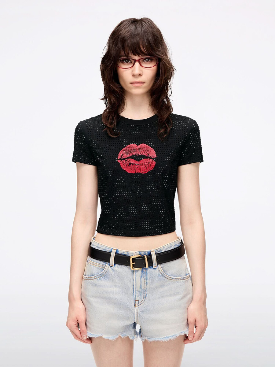 camiseta con estampado de labios adornado con diamantes de imitación