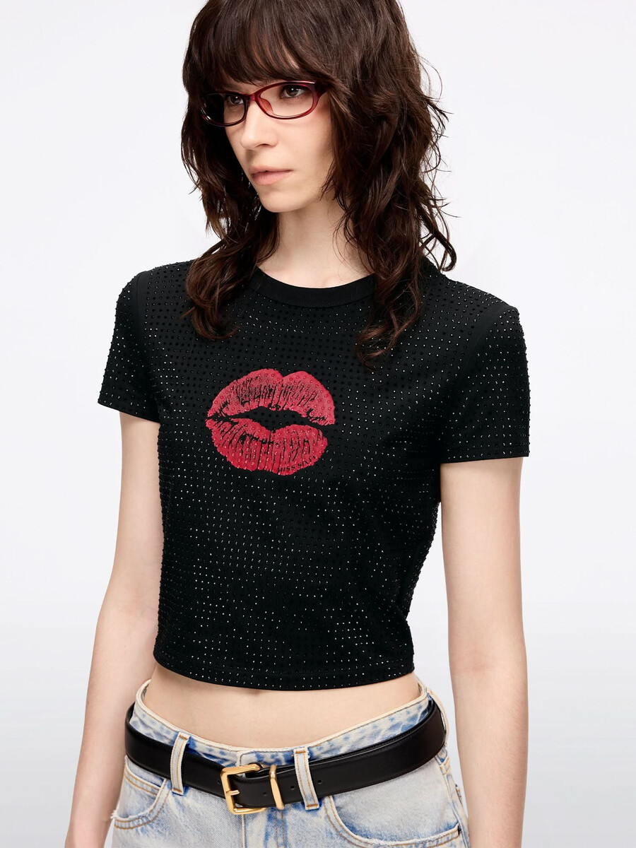 camiseta con estampado de labios adornado con diamantes de imitación