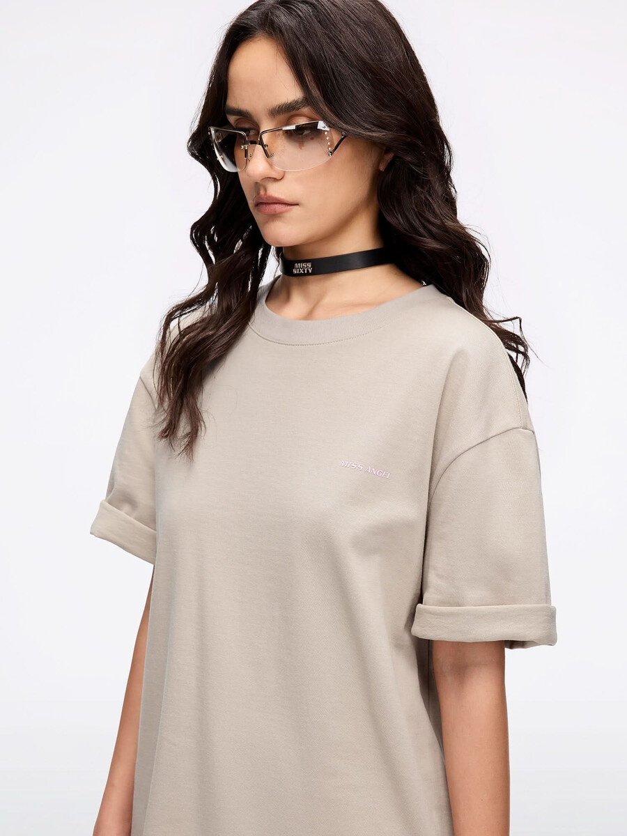 camiseta gráfica adornada