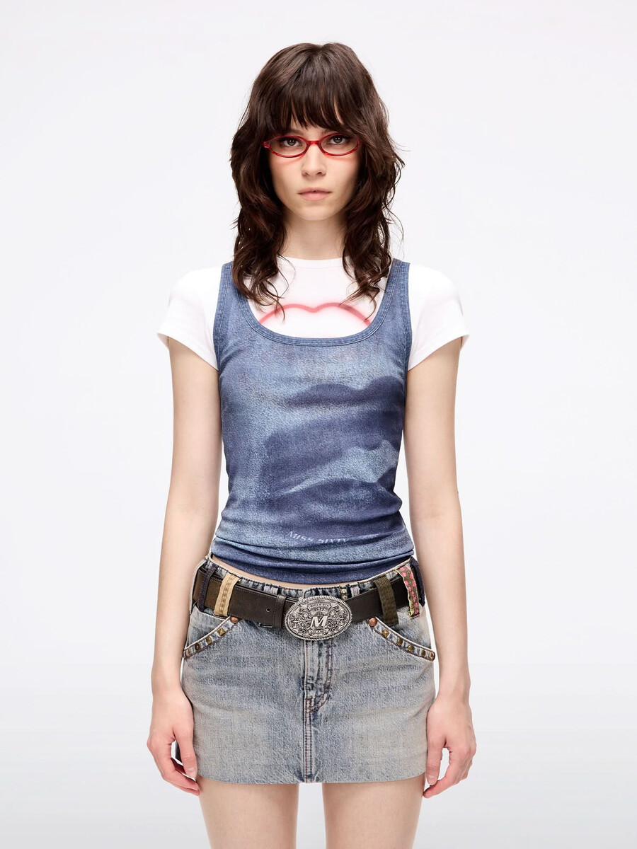 camiseta sin mangas ajustada con estampado de labios