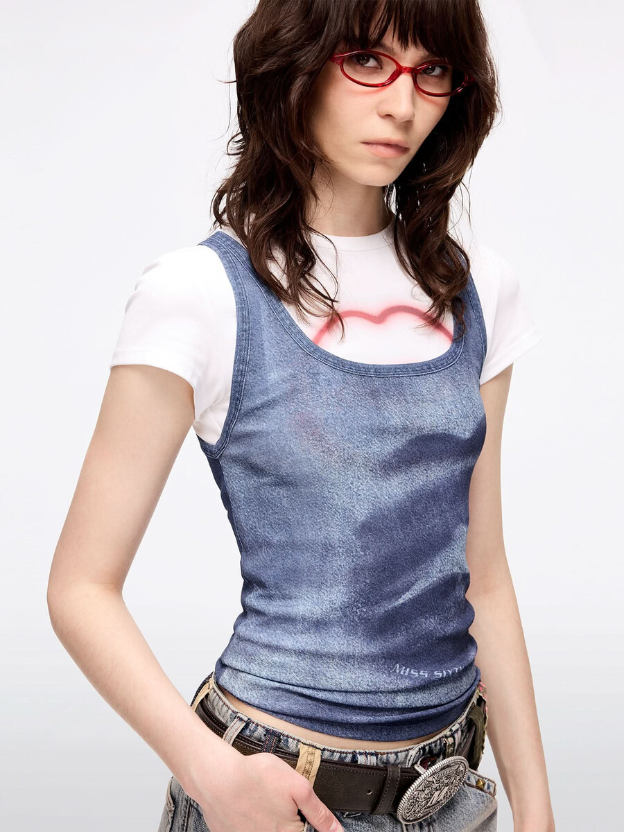 camiseta sin mangas ajustada con estampado de labios