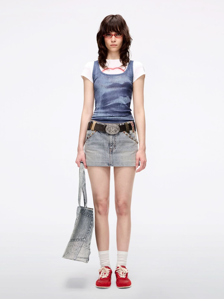 camiseta sin mangas ajustada con estampado de labios