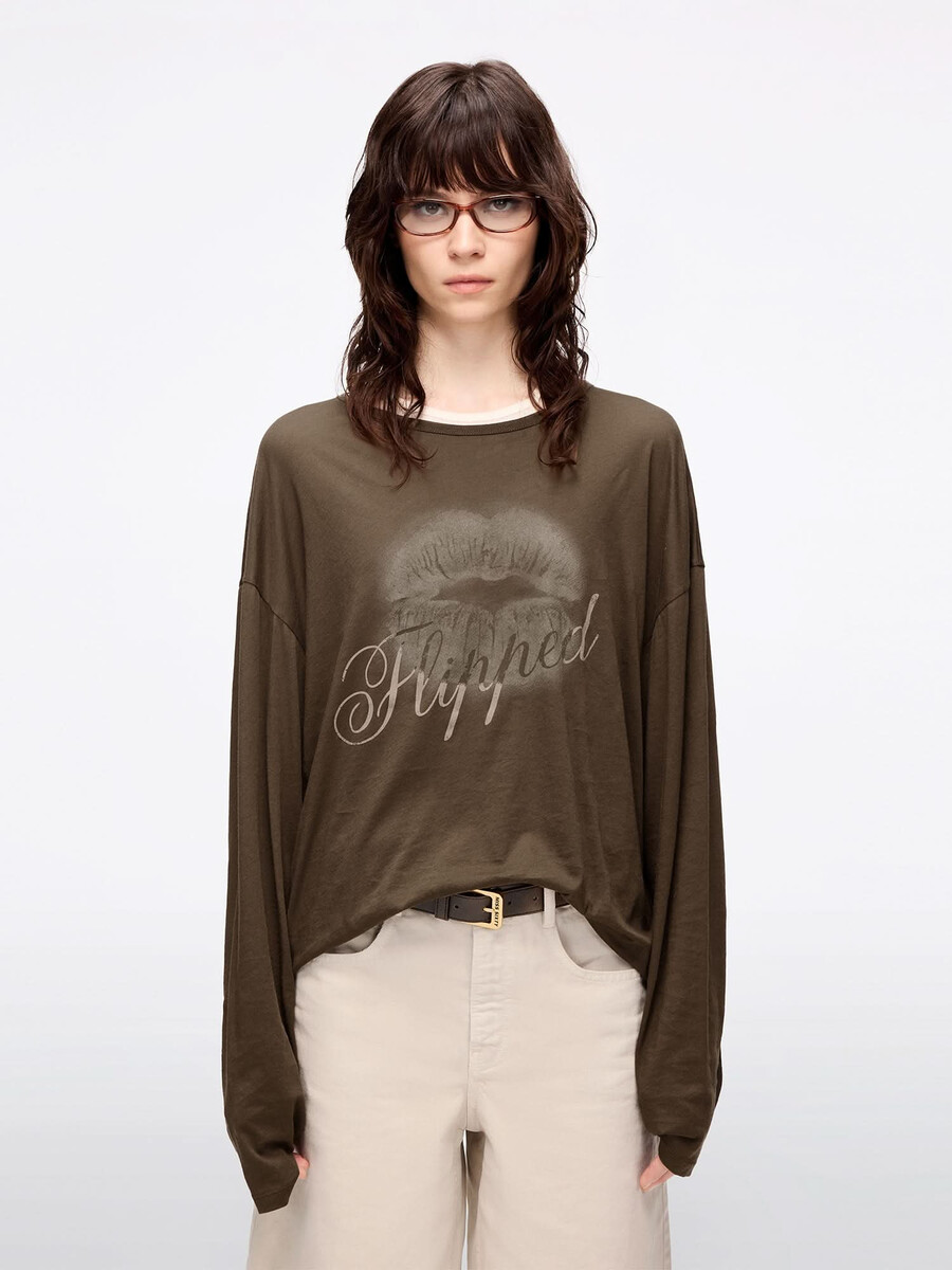 camiseta extragrande con estampado de labios