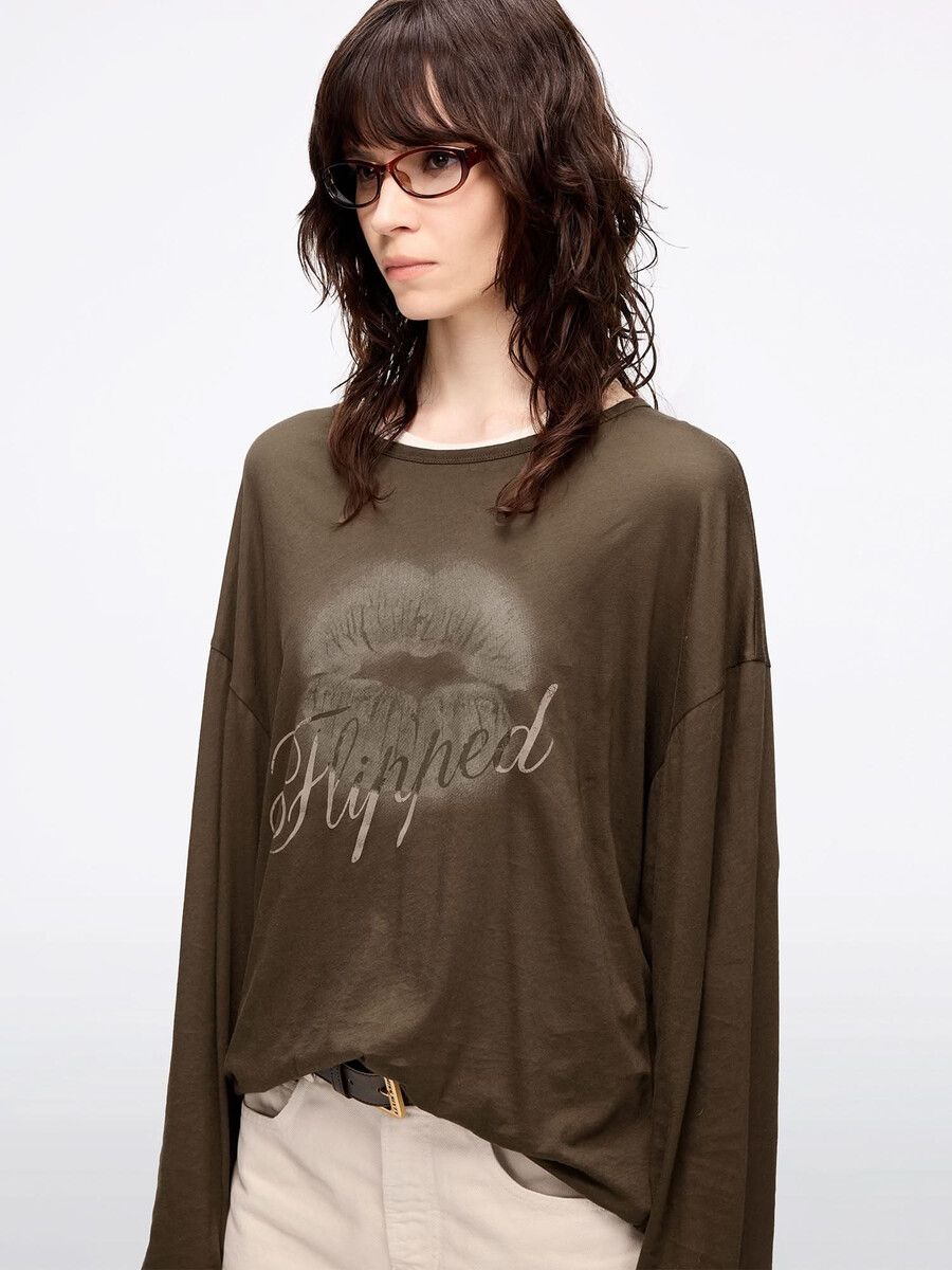 camiseta extragrande con estampado de labios