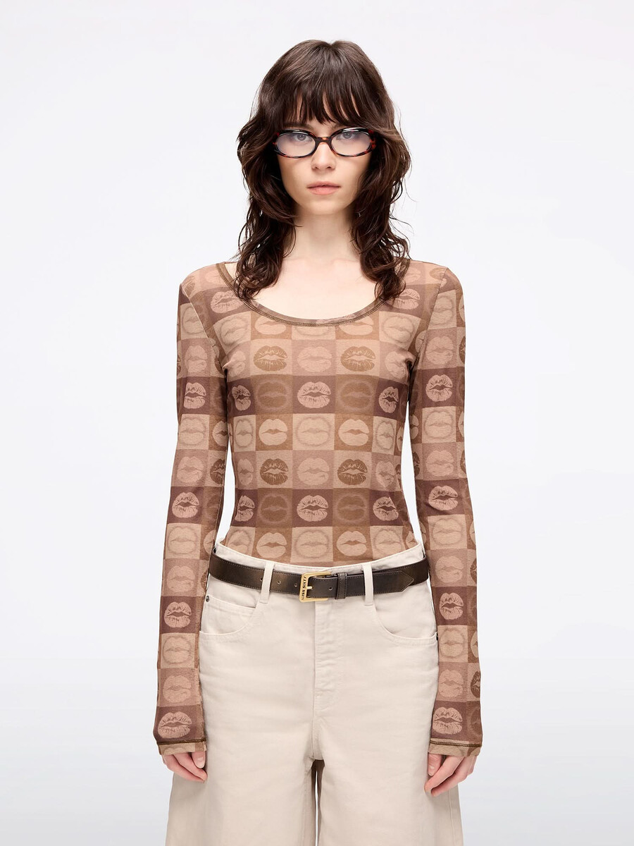 camiseta ajustada con estampado de labios