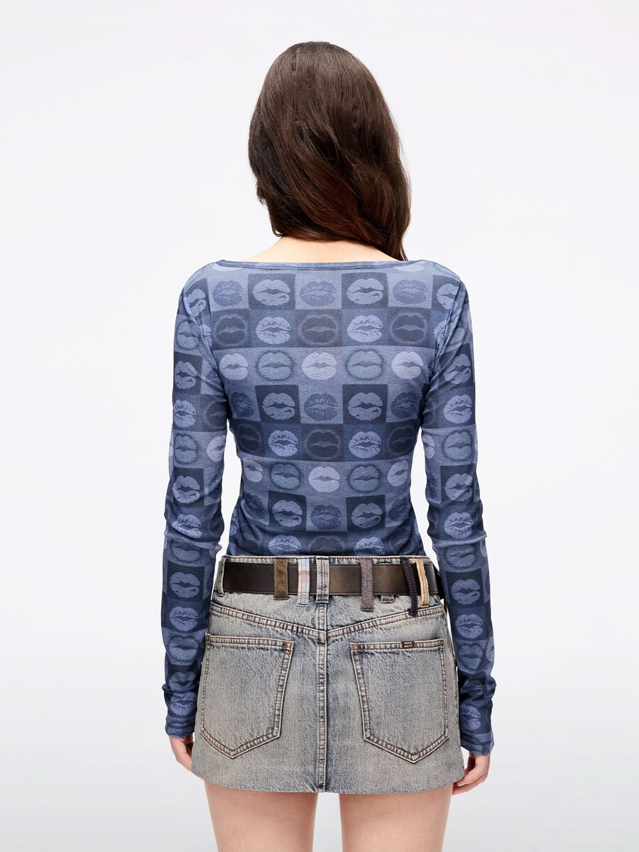 camiseta ajustada con estampado de labios