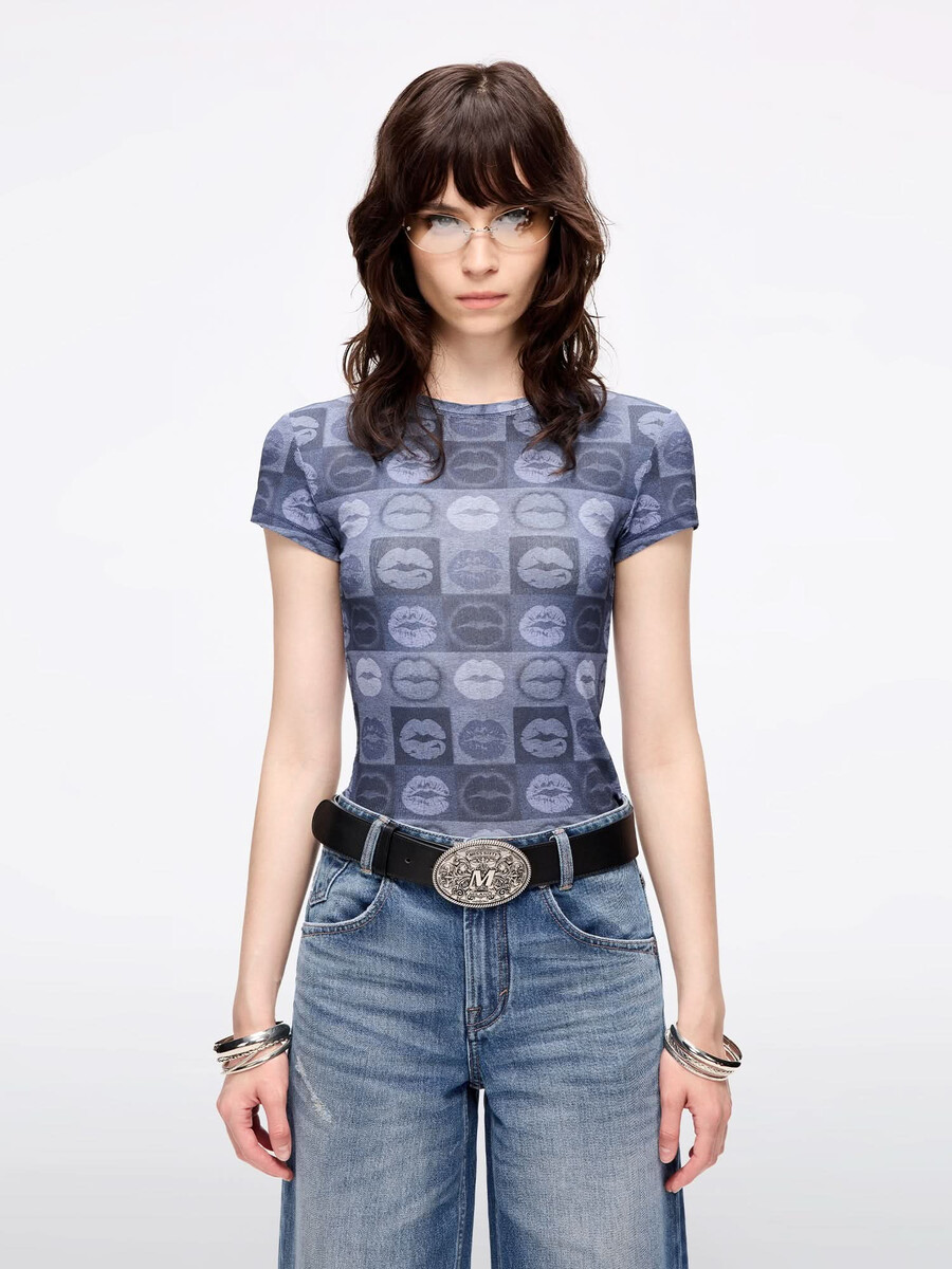 camiseta ajustada con estampado de labios
