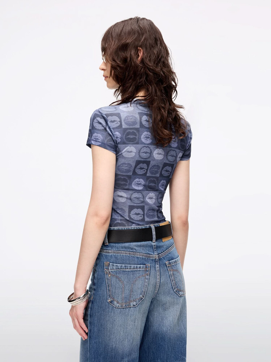 camiseta ajustada con estampado de labios